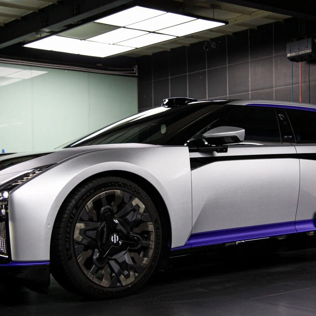 Bladed body profiles of an exotic vehicle enhanced by ALUKOCARWRAP metallic silver car wrap, accentuating a non-glare brushed silver car wrap silhouette.