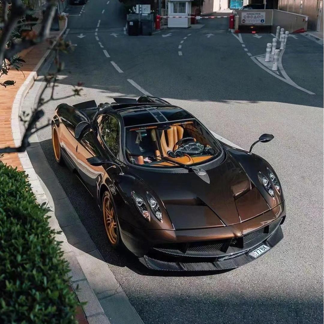 ALUKOCARWRAP Gloss Liquid Cocoa Brown Car Vinyl Wrap PET on a luxury vehicle, showing a wet-look gloss brown car wrap finish with zero orange peel.