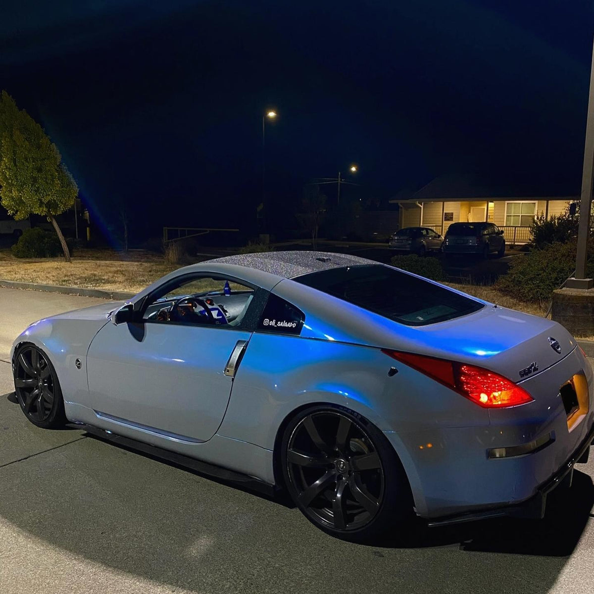 ALUKOCARWRAP Gloss Metallic Grey Blue Car Vinyl Wrap PET generating a fluid liquid-metal reflection that mimics an expensive bespoke factory paint.