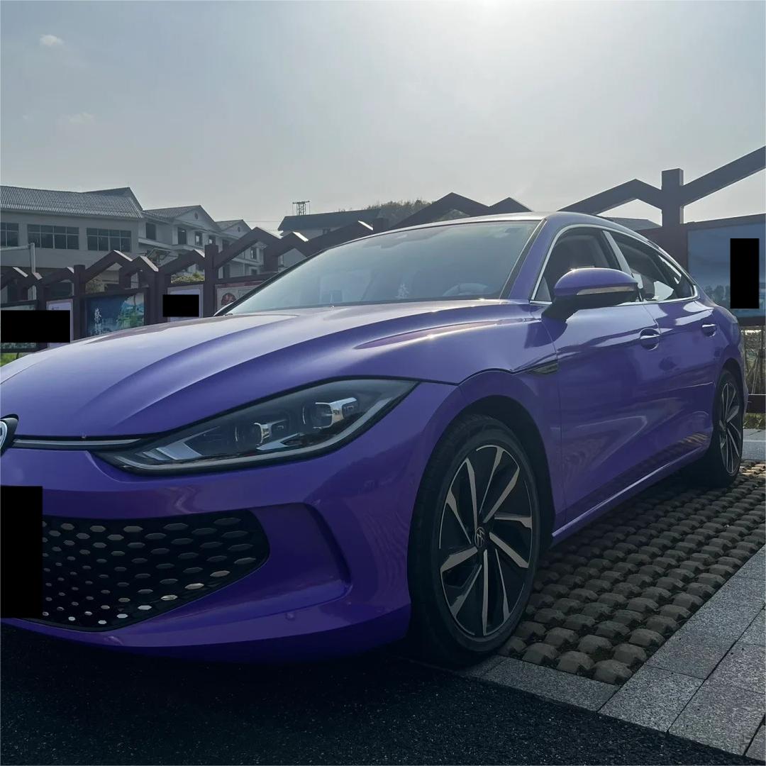 ALUKOCARWRAP Gold Purple Car Wrap shifting from a fiery amber glow into deep violet shadows across the vehicle's sweeping body panels.