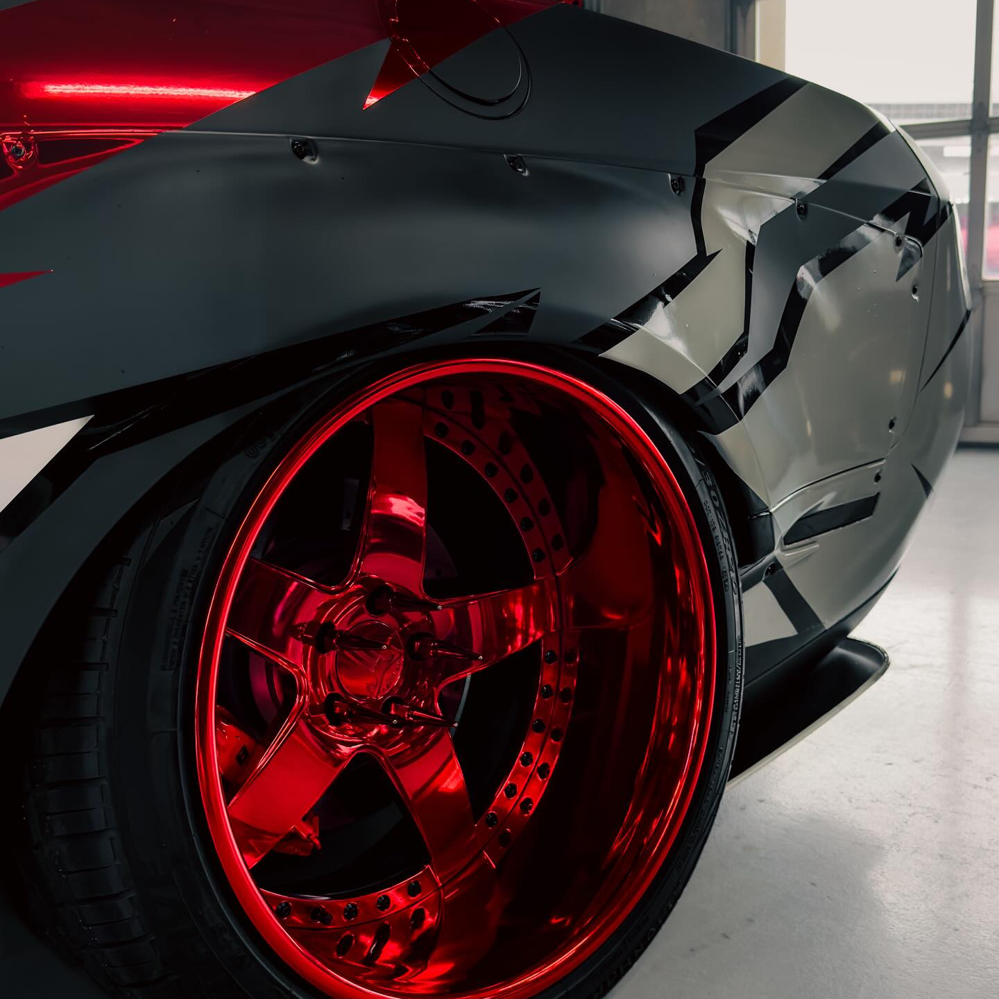Close-up of ALUKOCARWRAP Ultimate Flat Car Wrap, highlighting the zero-reflection hyper-flat surface and rich black depth.