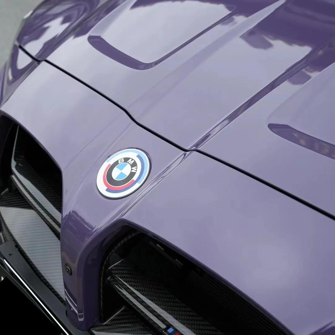 Professional installation of ALUKOCARWRAP gloss metallic car wrap PET on a hood contour, showing zero-stretch-mark gloss.