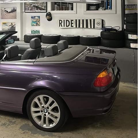 Micro close-up of a vehicle fender using ALUKOCARWRAP Grey Purple Car Wrap, capturing the flawless mirror-like Gloss Purple Car Wrap finish and fine metallic texture.