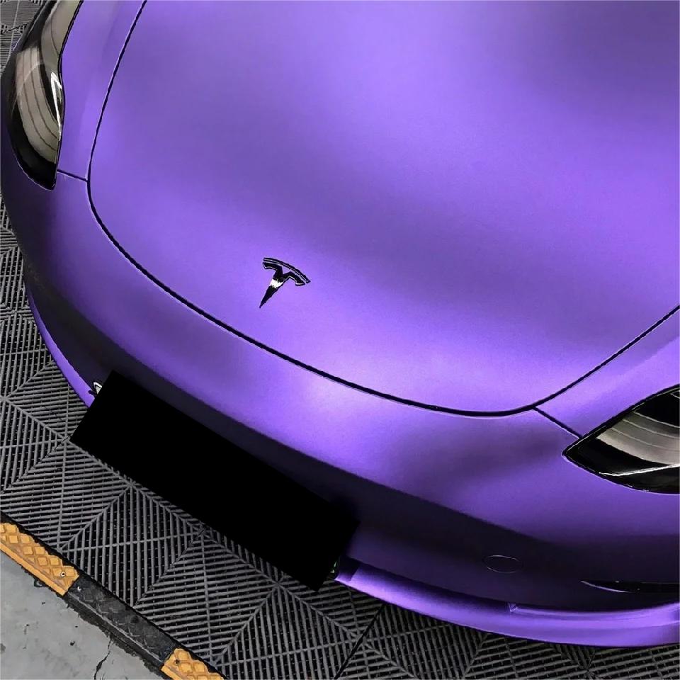 Zero-blemish surface leveling on sharp curves using ALUKOCARWRAP chrome purple car wrap film, highlighting the seamless integration of professional car wrap vinyl.