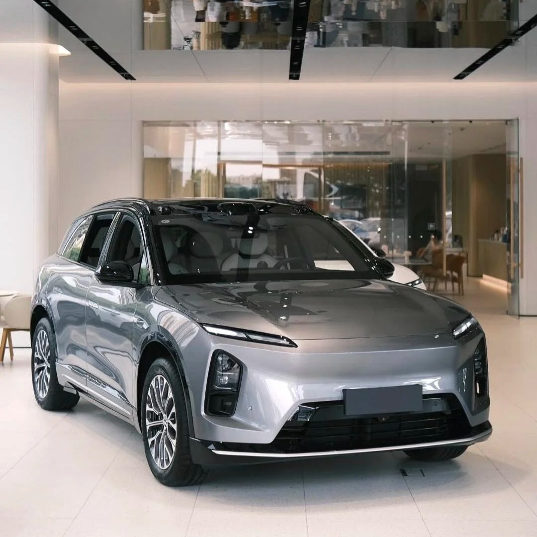 Dynamic sports car in ALIKOCARWRAP moonlight silver car wrap PET, accentuating aerodynamic vehicle body lines.
