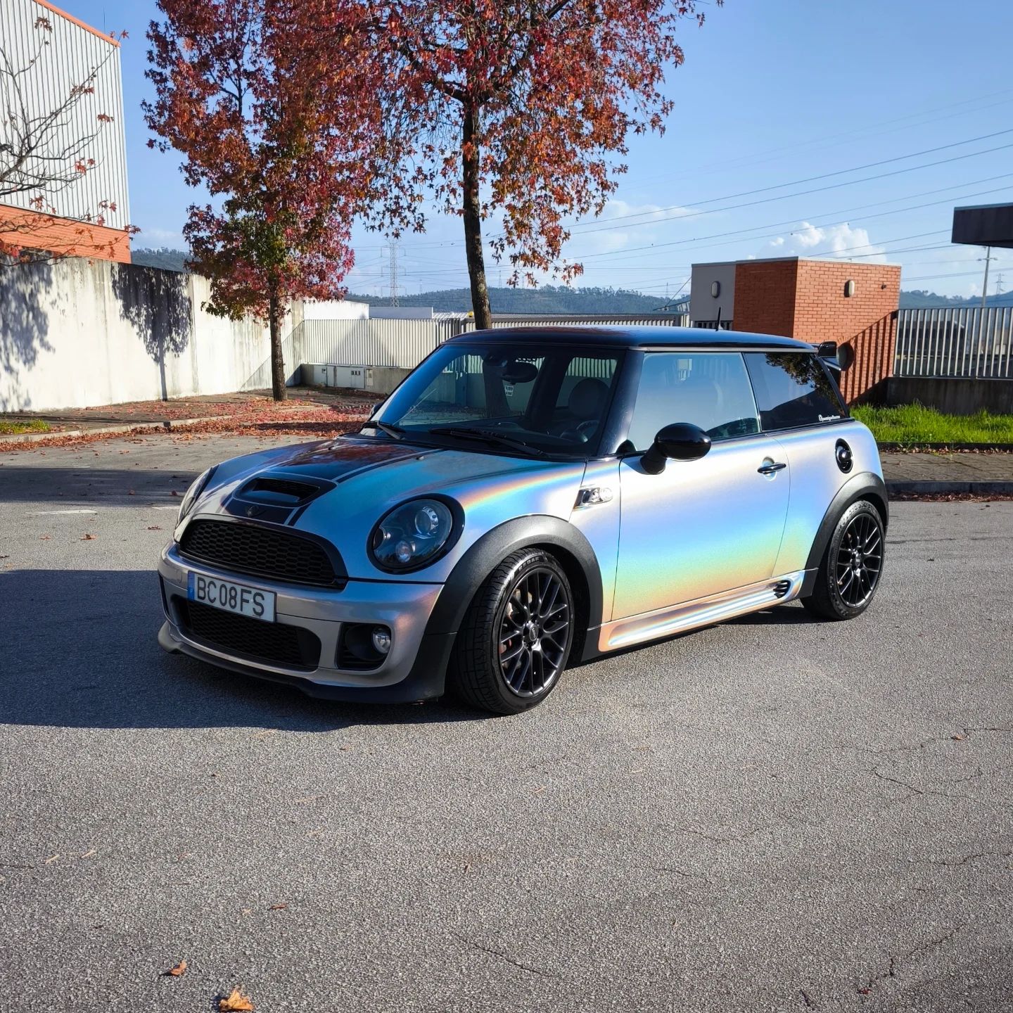 Futuristic sports car wrapped in ALUKOCARWRAP Metallic Silver Car Wrap, displaying a fluid PET Gloss Car Wrap laser finish.