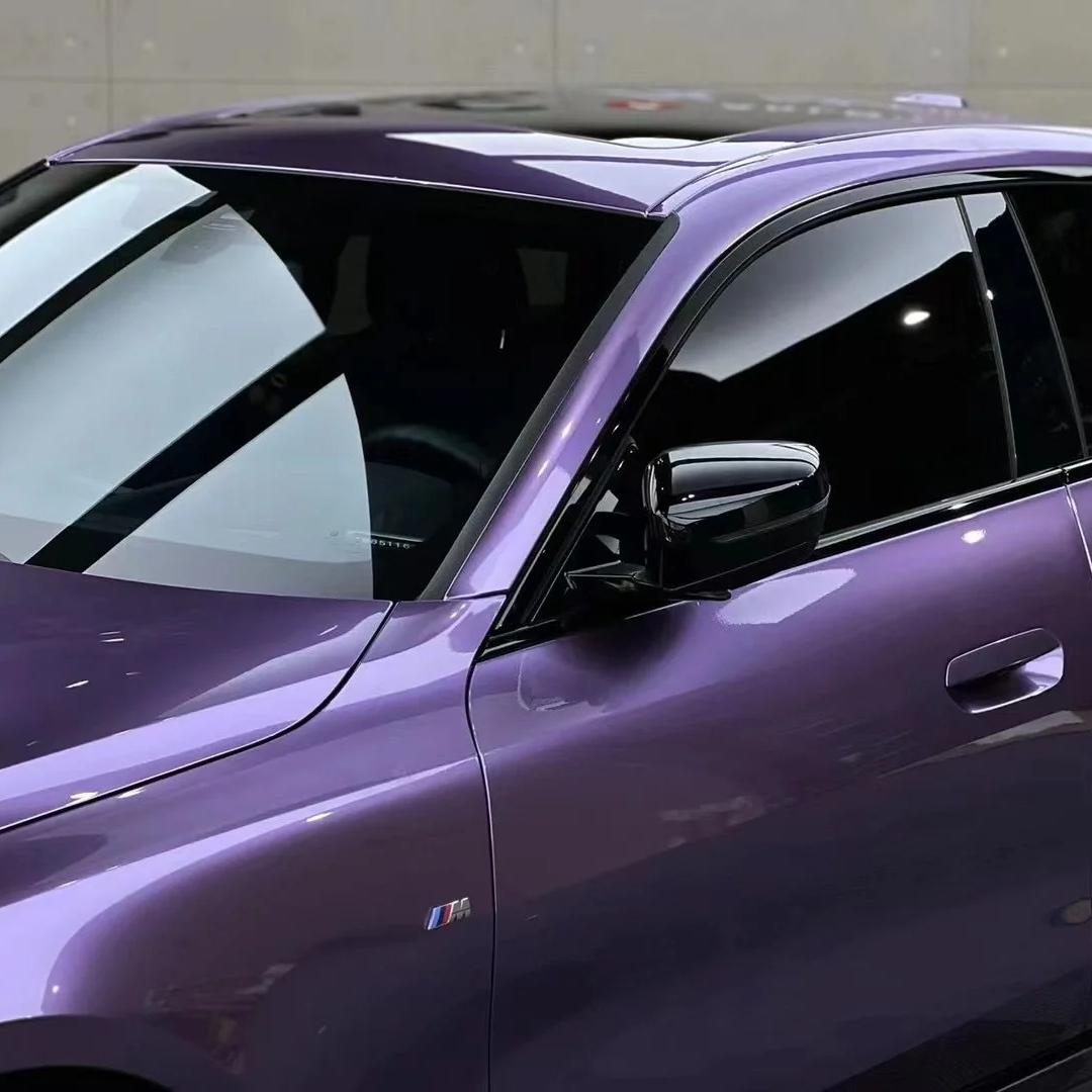 Close-up of seamless edge detailing on a gloss purple car wrap, showcasing the zero orange-peel PET film layer by ALUKOCARWRAP.