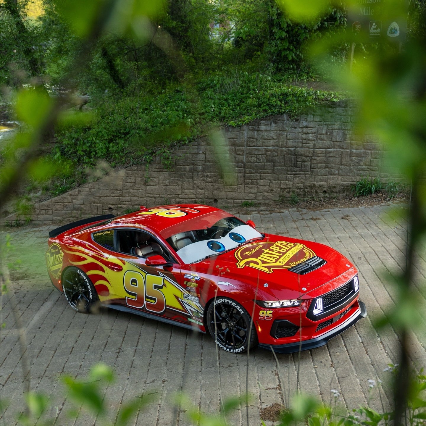 ALUKOVINYL Livery Lightning McQueen Custom Vinyl Wrap